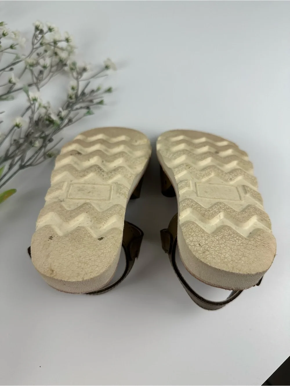L’Amour Girls Taupe Sandals Size 8 – Scalloped Cutout Detail